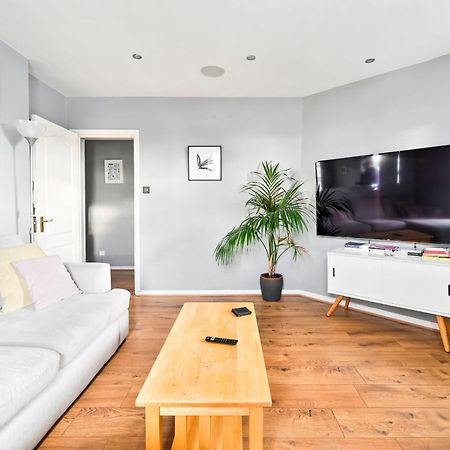 Appartamento Cosy 1-Bed E15, Sleeps 4, 1 Min From Tube Station Near O2 Arena Londra Esterno foto