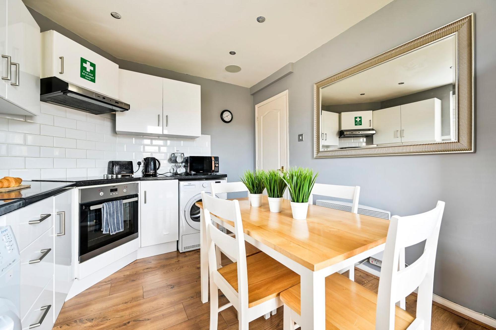 Appartamento Cosy 1-Bed E15, Sleeps 4, 1 Min From Tube Station Near O2 Arena Londra Esterno foto