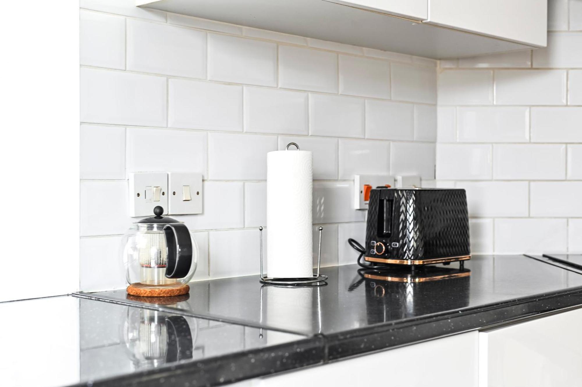 Appartamento Cosy 1-Bed E15, Sleeps 4, 1 Min From Tube Station Near O2 Arena Londra Esterno foto