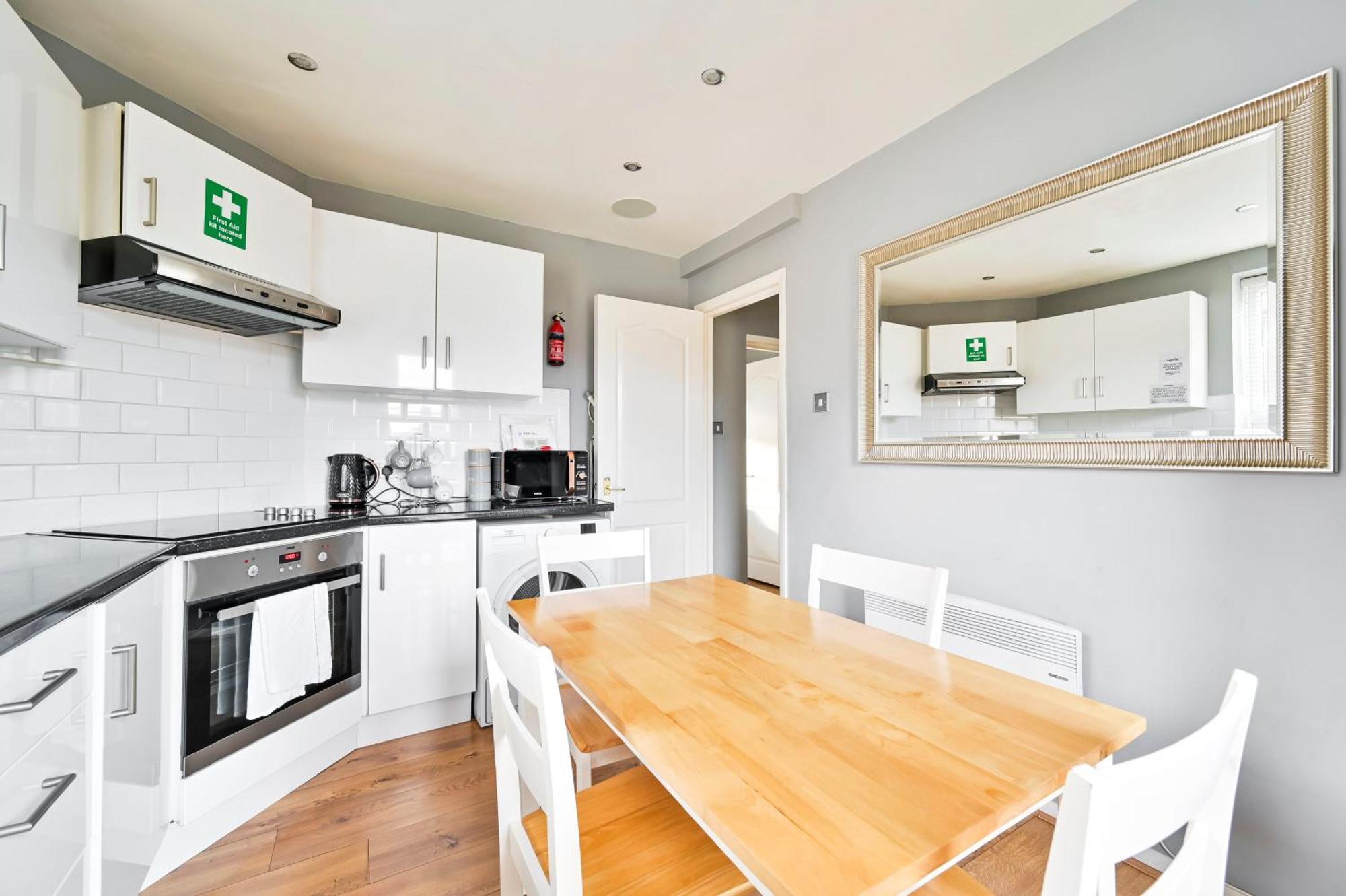 Appartamento Cosy 1-Bed E15, Sleeps 4, 1 Min From Tube Station Near O2 Arena Londra Esterno foto