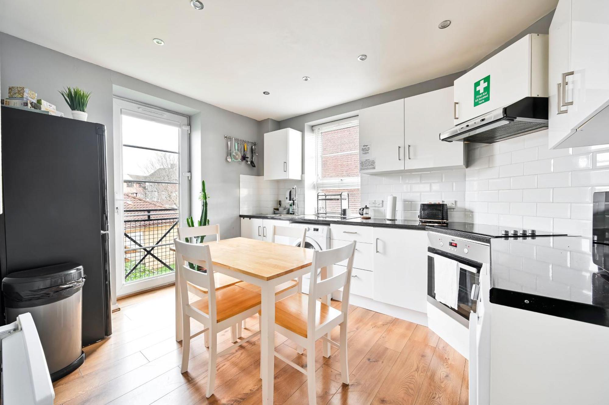 Appartamento Cosy 1-Bed E15, Sleeps 4, 1 Min From Tube Station Near O2 Arena Londra Esterno foto