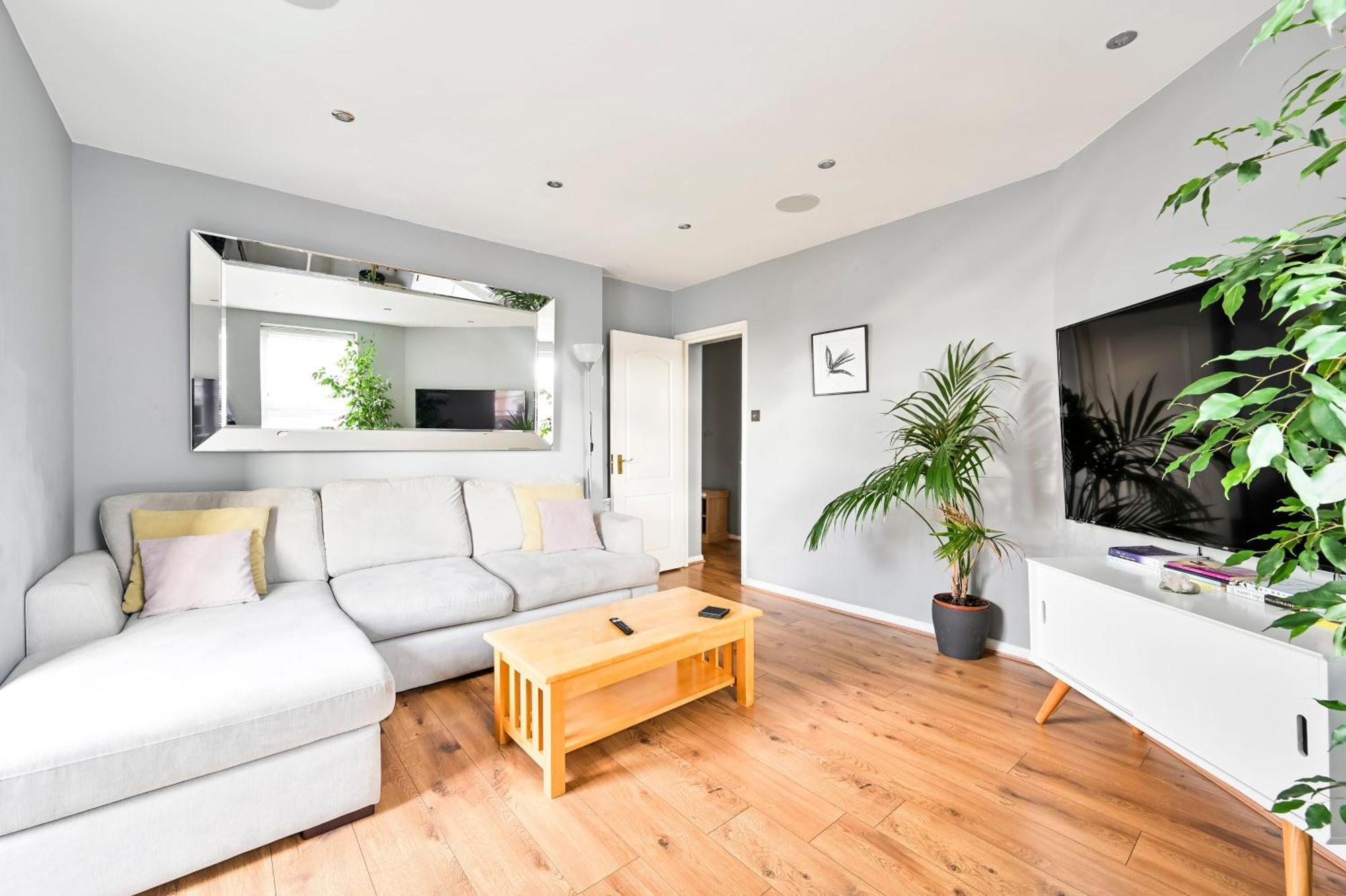 Appartamento Cosy 1-Bed E15, Sleeps 4, 1 Min From Tube Station Near O2 Arena Londra Esterno foto