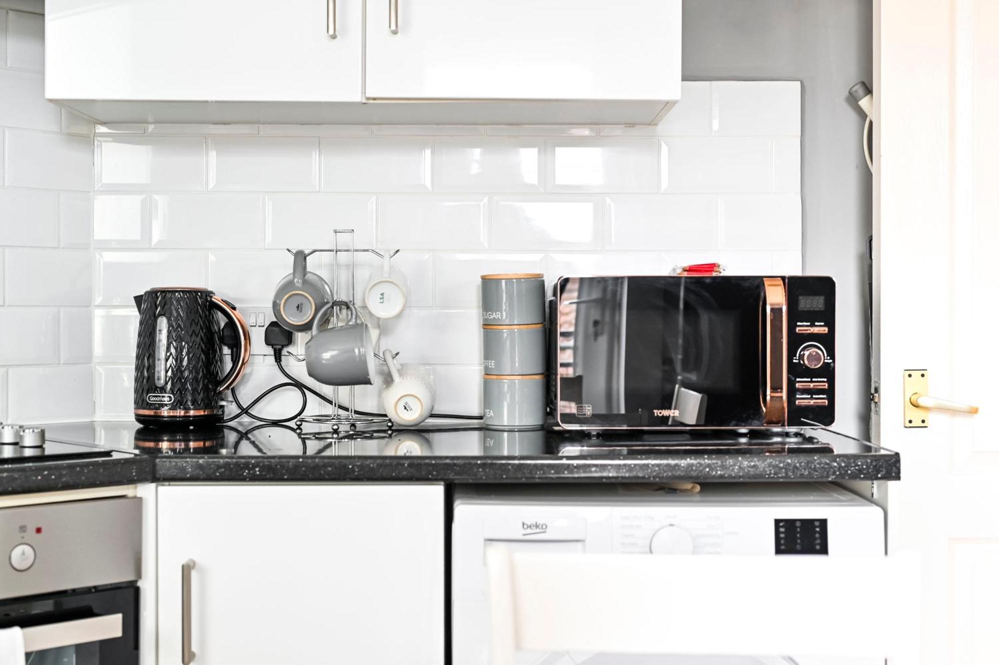 Appartamento Cosy 1-Bed E15, Sleeps 4, 1 Min From Tube Station Near O2 Arena Londra Esterno foto